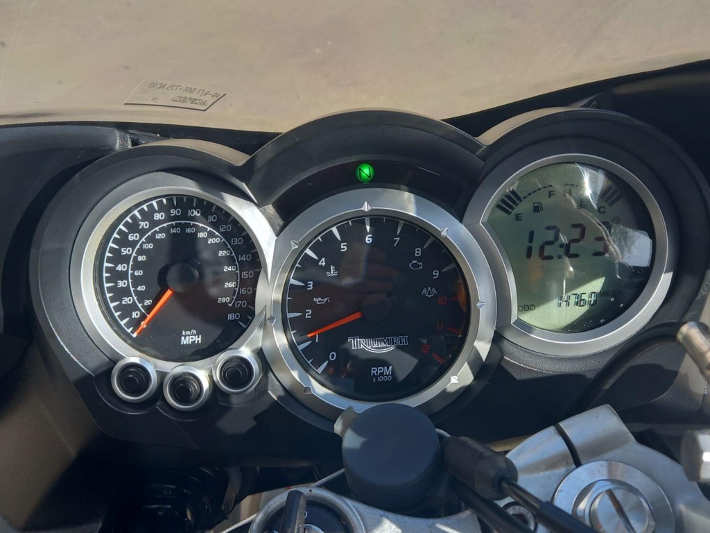 TRIUMPH SPRINT ST 1050