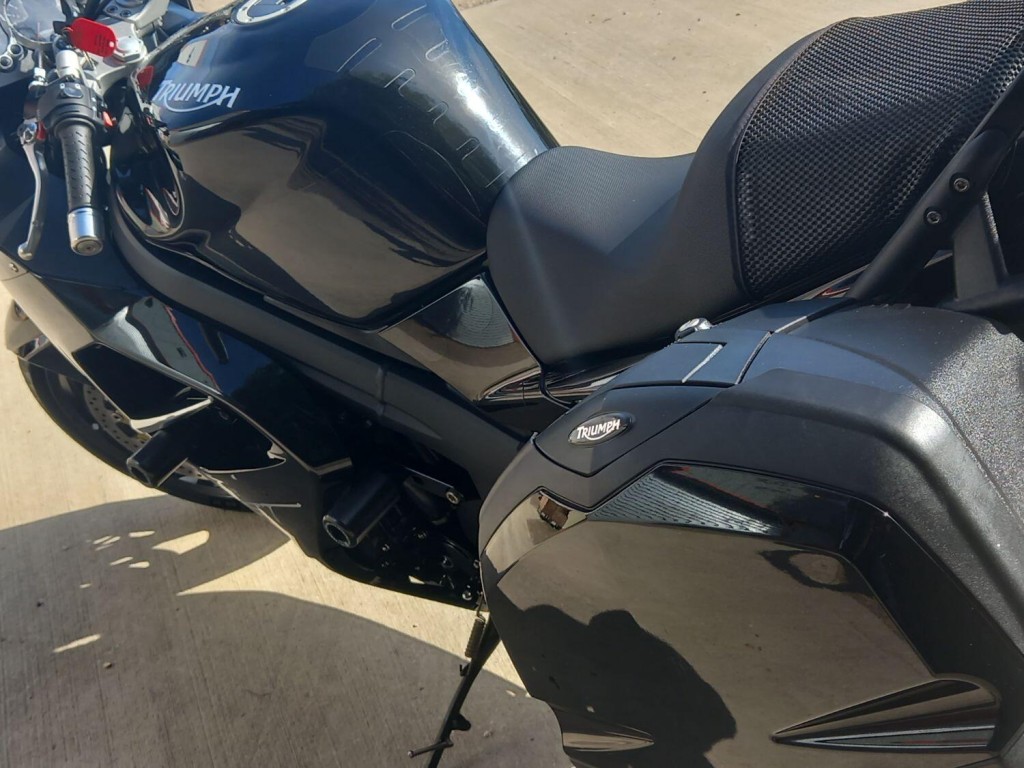 TRIUMPH SPRINT ST 1050