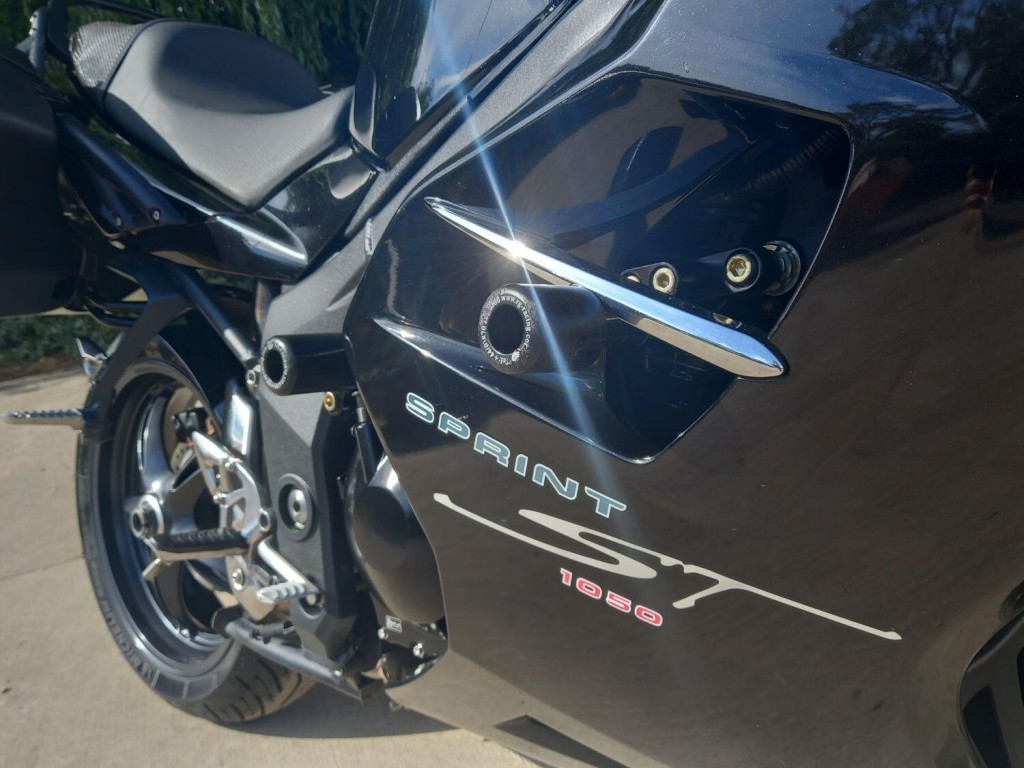 TRIUMPH SPRINT ST 1050