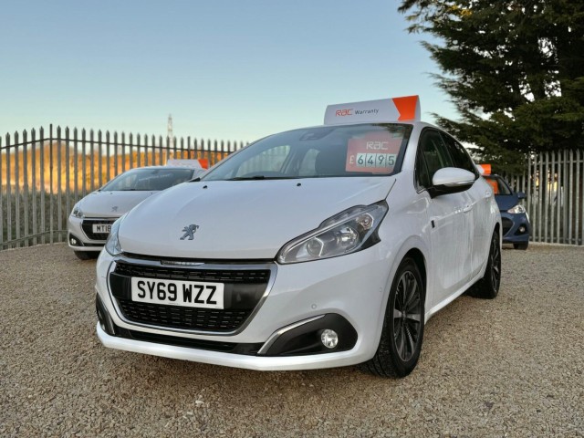 PEUGEOT 208 1.2 PureTech Tech Edition