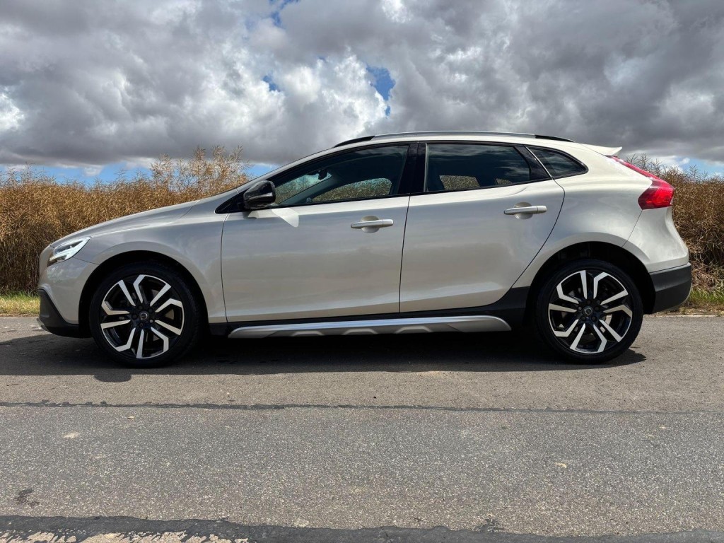 VOLVO V40 CROSS COUNTRY