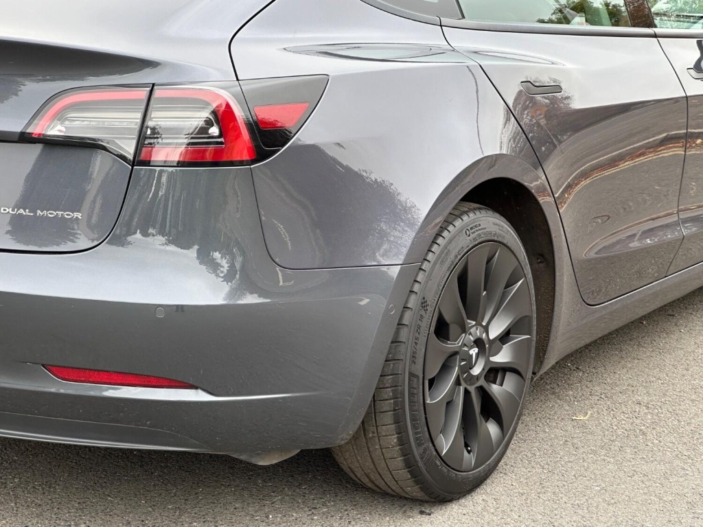 TESLA MODEL 3