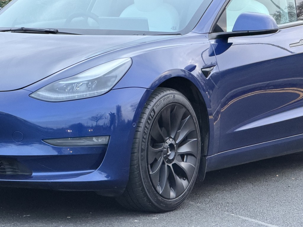 TESLA MODEL 3