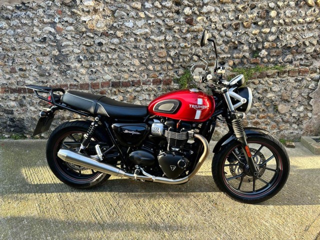 TRIUMPH Street Twin