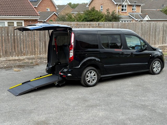 FORD GRAND TOURNEO CONNECT 1.5 EcoBlue Titanium
