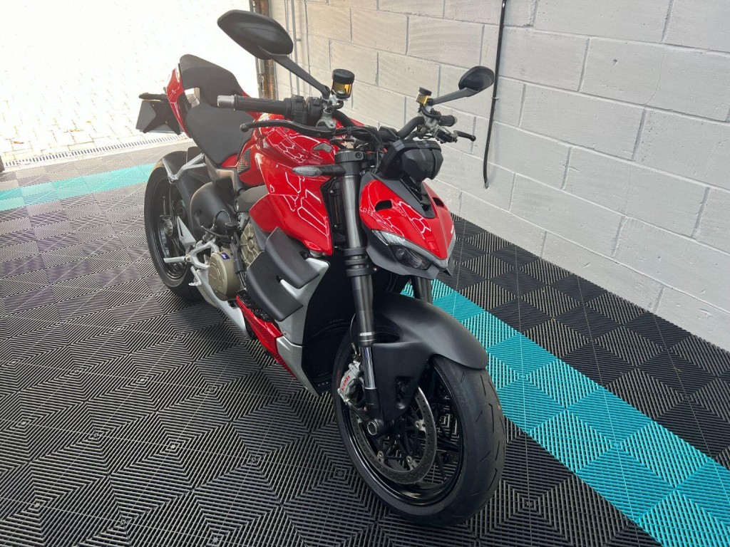 DUCATI STREETFIGHTER V4