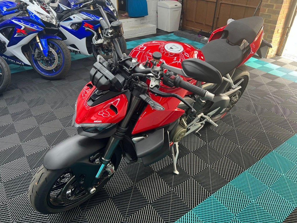 DUCATI STREETFIGHTER V4