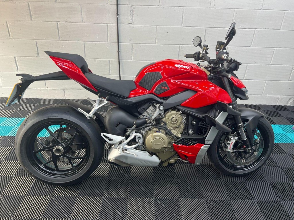 DUCATI STREETFIGHTER V4