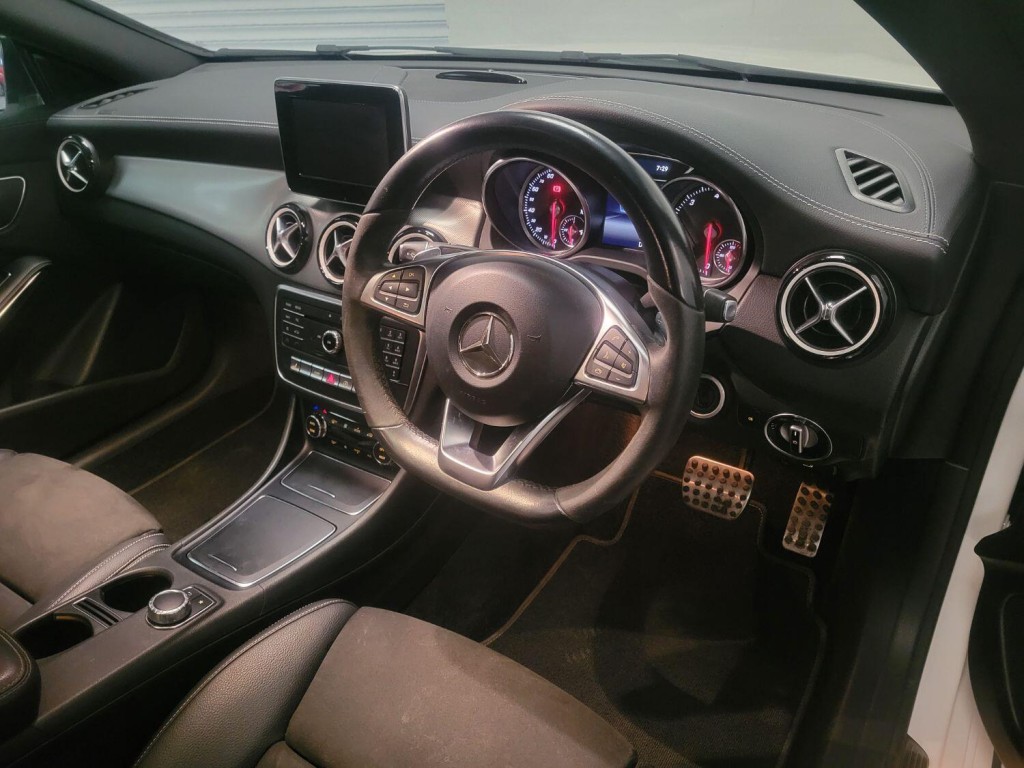 MERCEDES-BENZ CLA