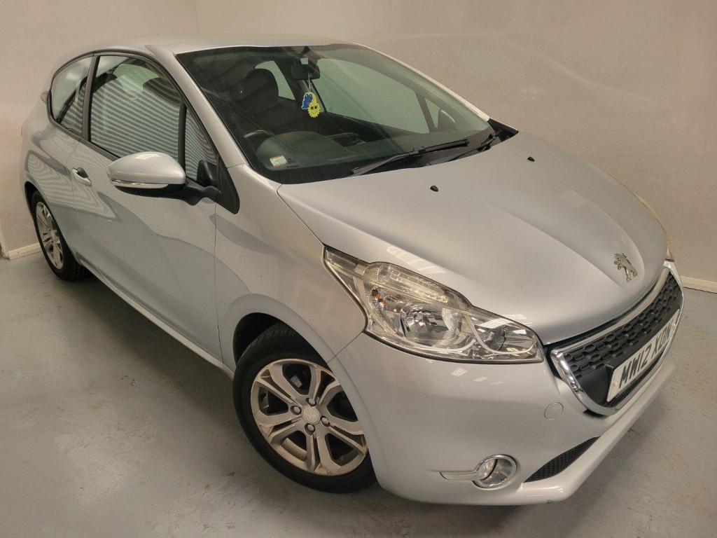 PEUGEOT 208